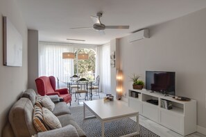 Televisión, reproductor de DVD, libros y videoteca