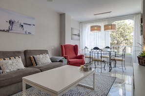 Televisión, reproductor de DVD, libros y videoteca