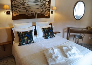 1 habitación, tabla de planchar con plancha y cuna de viaje 