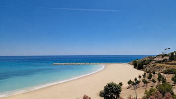 Sulla spiaggia, lettini da mare, teli da spiaggia