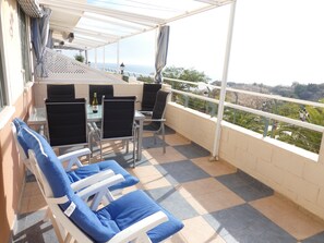 Outdoor dining - SOL Y MAR PLAYA – Beachfront apartment with spacious terrace (El Campello)