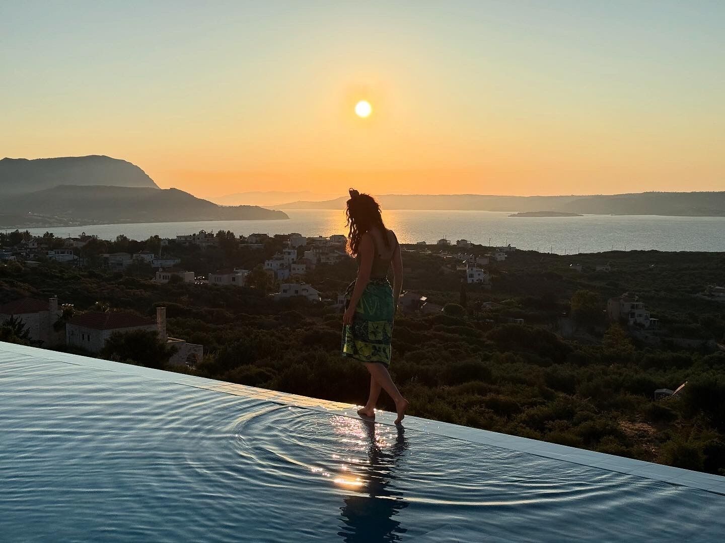 Una piscina al aire libre, una piscina climatizada