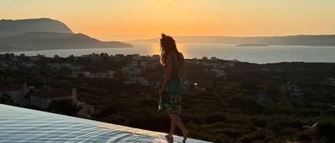 Una piscina al aire libre, una piscina climatizada