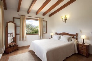 3 makuuhuonetta, tallelokero huoneessa, silitysrauta/-lauta