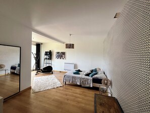 5 habitaciones, tabla de planchar con plancha, wifi y ropa de cama