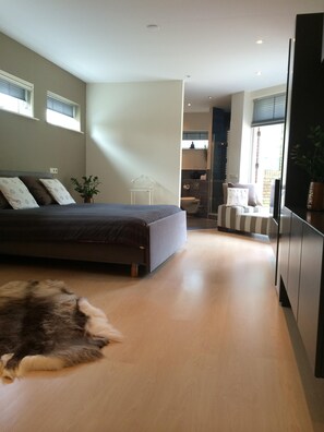 5 bedrooms, desk, iron/ironing board, travel cot