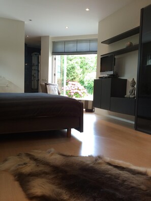 5 bedrooms, desk, iron/ironing board, travel cot