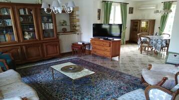 TV connectée, table de tennis de table, livres