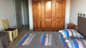 3 slaapkamers, een strijkplank/strijkijzer, reisbedje, gratis wifi