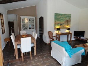 TV, fireplace, books - House with outdoor pool in a beautiful setting (Bargemon)