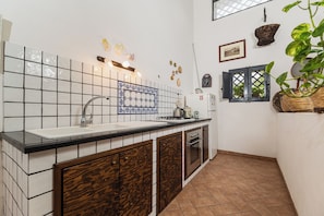Fridge, oven, stovetop, coffee/tea maker