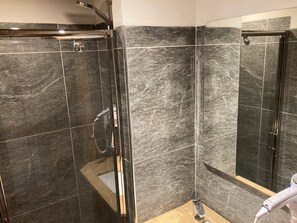 Shower, toilet paper - large traditional chalet , 50 m from teleski (Montvalezan)