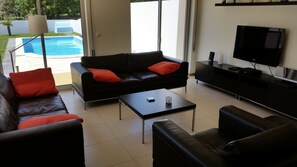 TV, DVD player, books, video library - Beautiful villa for 8 people with private pool close to the beach (São Martinho do Porto)