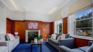 Family Townhome, 4 Bedrooms, 2 Bathrooms | Living room - Plummers Mill (Warrnambool)