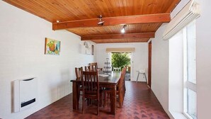 Family Townhome, 4 Bedrooms, 2 Bathrooms | In-room dining - Plummers Mill (Warrnambool)