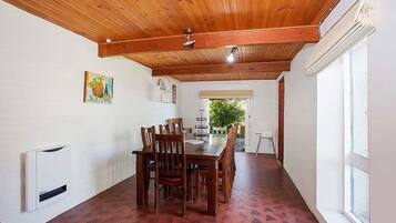 Townhouse Keluarga, 4 kamar tidur, 2 kamar mandi | Makan di kamar