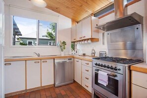 Maison mitoyenne Familiale, 4 chambres, 2 salles de bains | Cuisine privée | Grand réfrigérateur, micro-ondes, four, plaque de cuisson