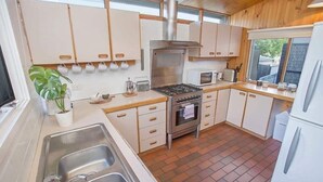 Family Townhome, 4 Bedrooms, 2 Bathrooms | Private kitchen - Plummers Mill (Warrnambool)