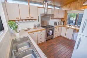 Family Townhome, 4 Bedrooms, 2 Bathrooms | Private kitchen | Full-size fridge, microwave, oven, stovetop - Plummers Mill (Warrnambool)