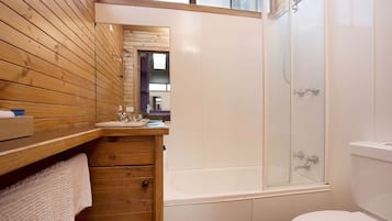 Family Townhome, 4 Bedrooms, 2 Bathrooms | Bathroom | Separate bathtub and shower, free toiletries, hair dryer, towels