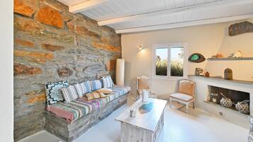Smart TV, fireplace, stereo