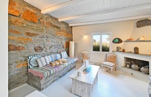 TV connectée, cheminée, chaîne hi-fi