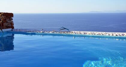 Villa aus Stein mit Pool und Meerblick