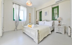 4 bedrooms, iron/ironing board, WiFi, bed sheets