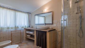 Een douche, een haardroger, een bidet