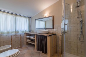 Dusche, Haartrockner, Bidet