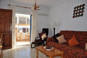 Télévision, lecteur de DVD, livres, médiathèque