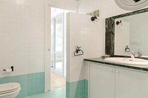 Ensemble douche/baignoire, sèche-cheveux, bidet, serviettes fournies