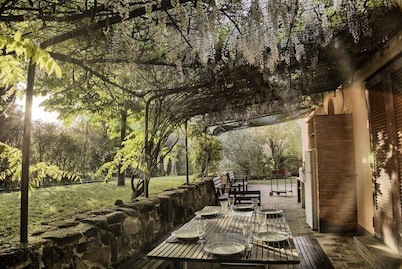 VILLA GLICINI: A romantic countryside cottage with a pool