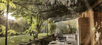 Härlig stuga med pool, trädgård, wifi, utomhuskök. Nära till vin