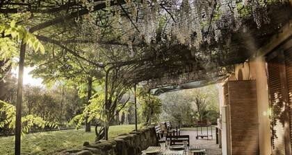 VILLA GLICINI: A romantic countryside cottage with a pool