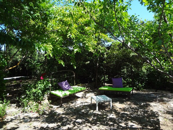 A garden with a swing set, a bench, and a small table. - Roussillon Gargas: Mansion - Roussillon (Gargas)