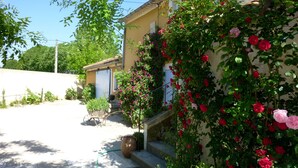 A house with a garden, a wooden cart, and a concrete staircase. - Roussillon Gargas: Mansion - Roussillon (Gargas)