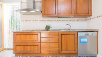 Réfrigérateur, micro-ondes, plaque de cuisson, lave-vaisselle