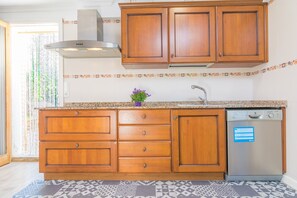 Fridge, microwave, stovetop, dishwasher