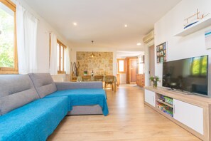 TV, stereo - ES BALADRE - Chalet with terrace in Port d'Alcudia. Free WiFi (Alcúdia)