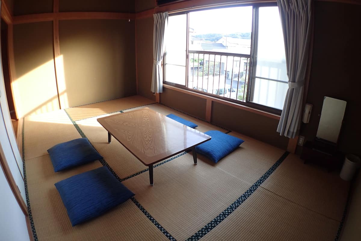 エコ ノミー 4人部屋 共用バスルーム | セーフティボックス (室内)、WiFi (無料)