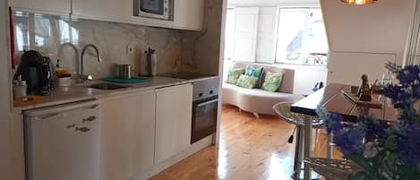 Frigorifero, microonde, forno, piano cottura