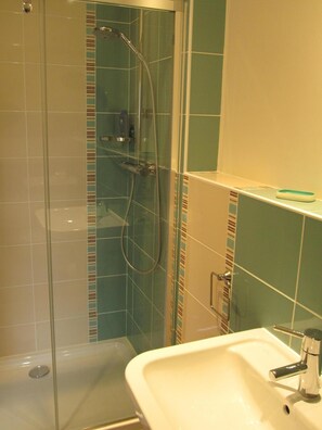 Douche, serviettes fournies, papier de toilette