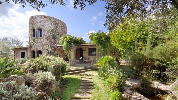 A stone building with a circular tower, a stone pathway, and lush greenery. - LA TORRE  Ref. VP86 (Pollensa / Pollença)