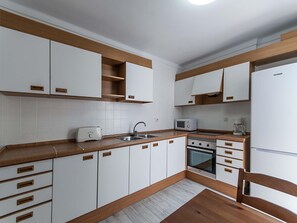 Een koelkast, een microgolfoven, een oven