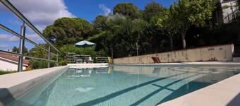 Splendida villa su 2 piani con piscina e campo da tennis