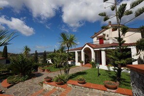 Property grounds - Stunning 2 floors Villa with swimming pool and tennis court (laureana cilento)