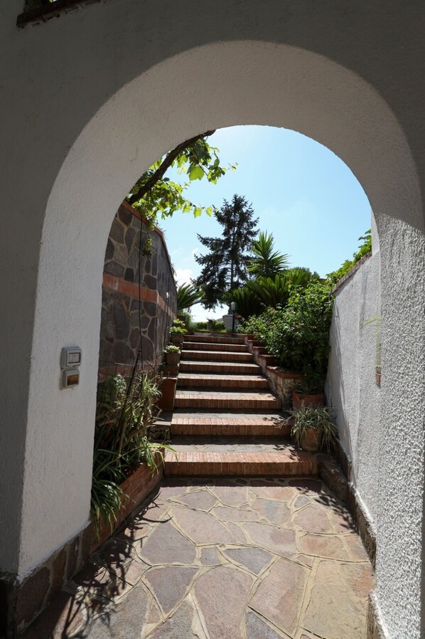 Property grounds - Stunning 2 floors Villa with swimming pool and tennis court (laureana cilento)