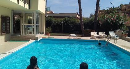 Villa-piscina privata; 30  minuti da Napoli giardino 2000 mq.;14 posti letto;