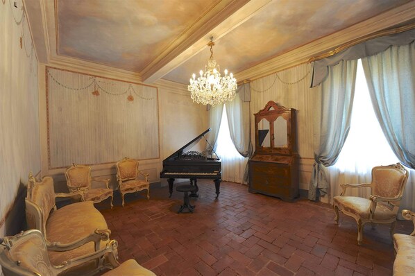 A grand room with a grand piano, ornate chairs, a chandelier, and a mirror. - Unique 1600 villa completely renovated at walking distance from a nice village (Capannori)